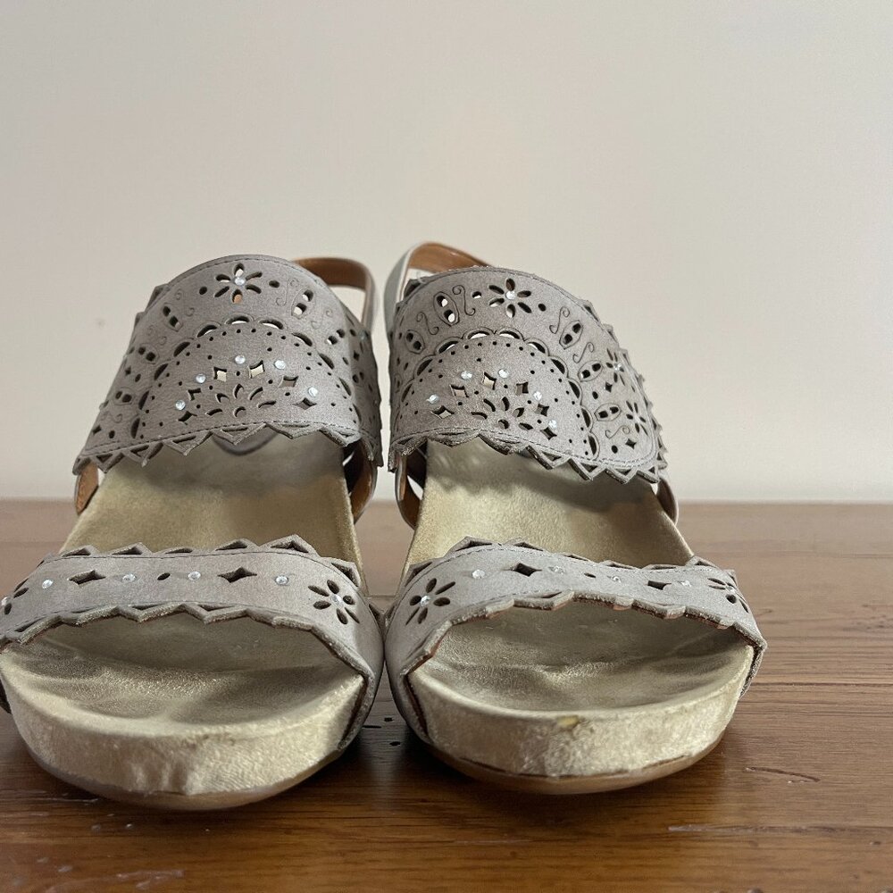 Earthies Grey Suede Size 8 Dress Shoe